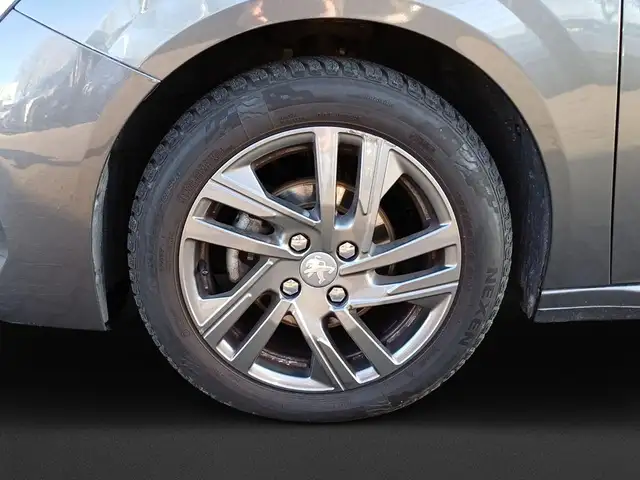 Peugeot 208 view 9