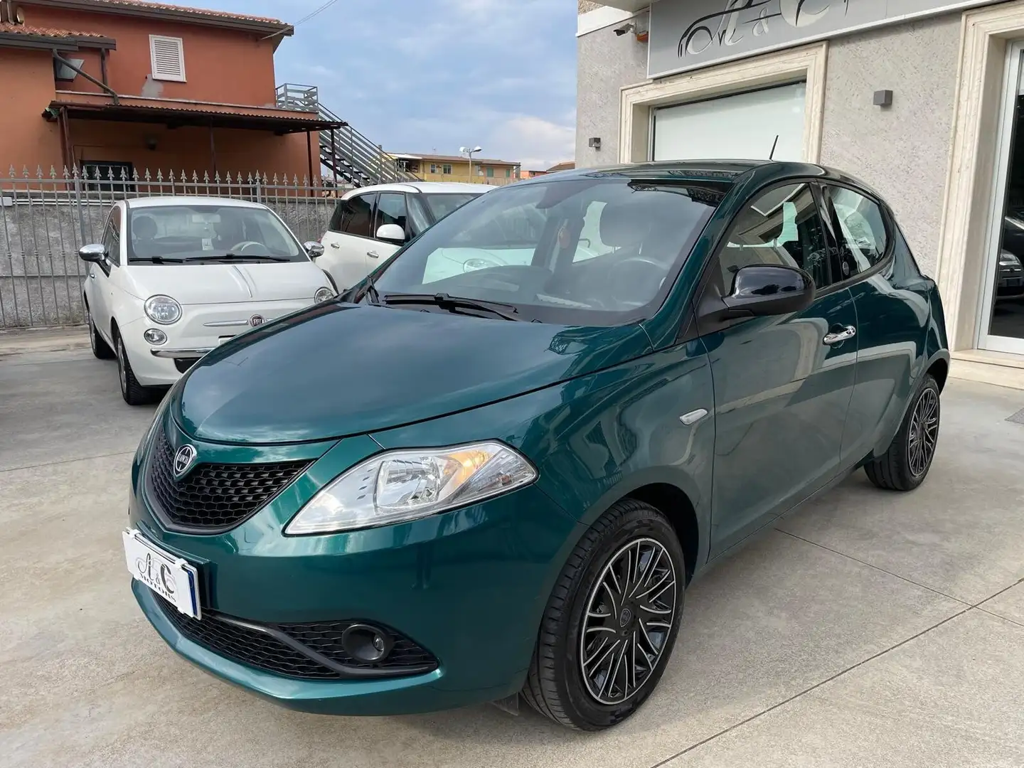 Lancia Ypsilon 1.0 FireFly 5 porte S&S Hybrid Ecochic Groen - 1