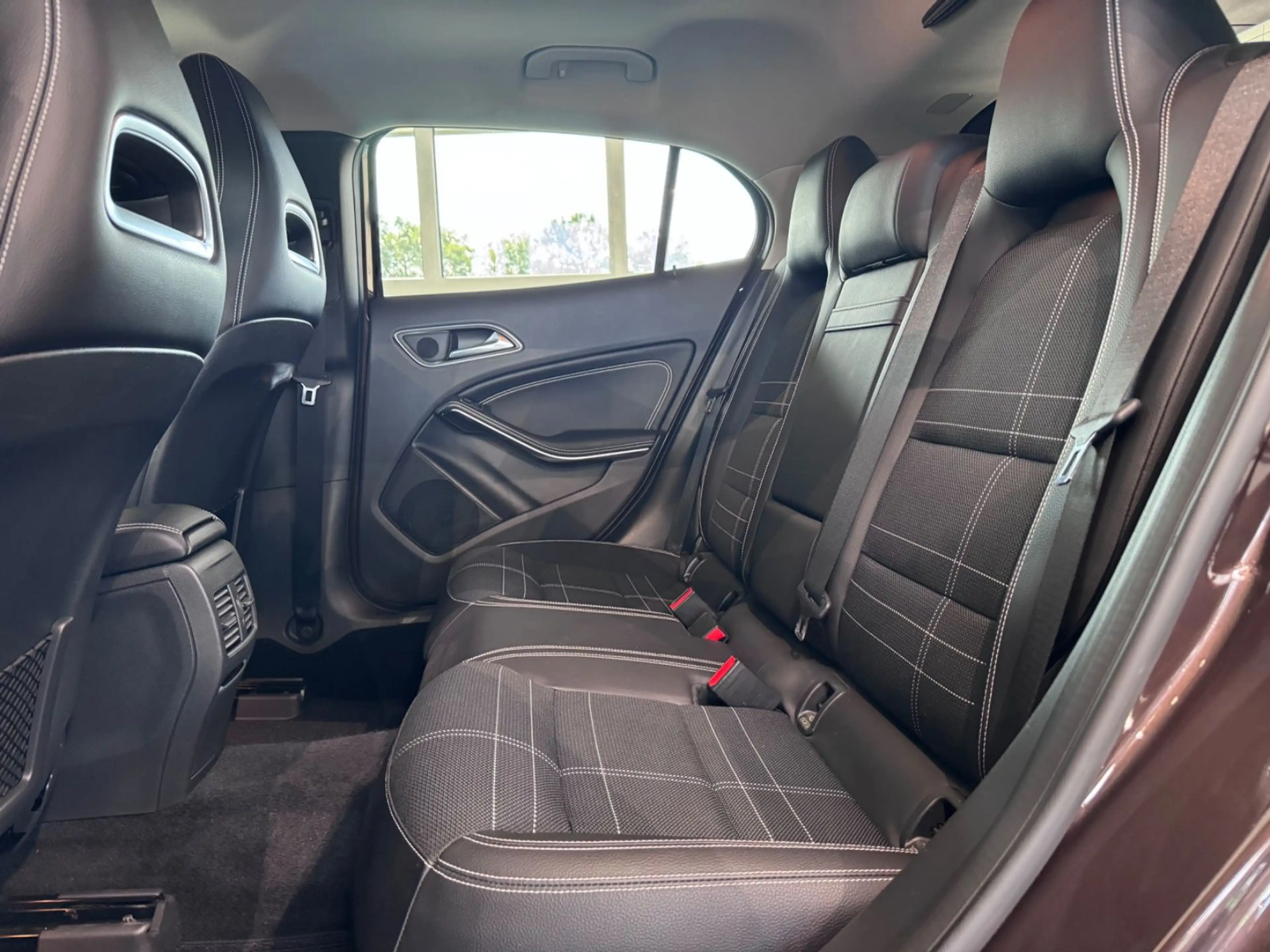 Mercedes-Benz GLA 200 *LED*XENON*SHZ*PDC*NAVI* — photo 14