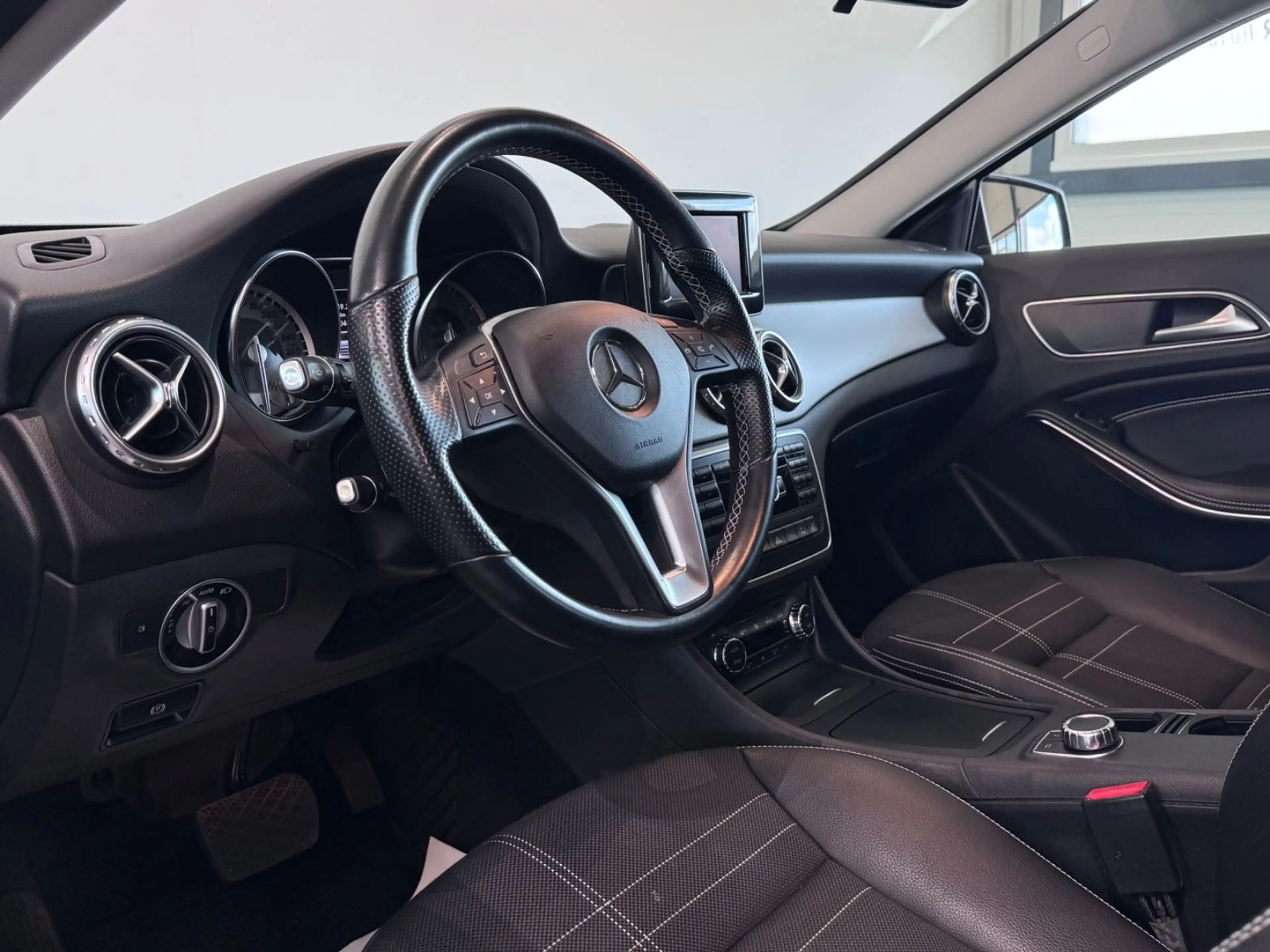 Mercedes-Benz GLA 200 *LED*XENON*SHZ*PDC*NAVI* — photo 12