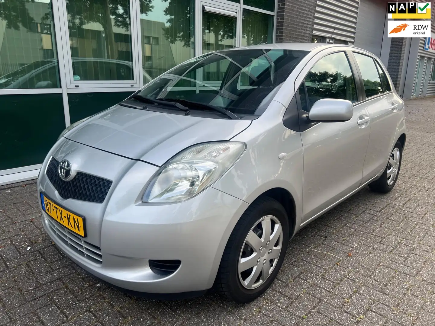 Toyota Yaris 1.0 VVTi Sol MMT - AUTOMAAT - NIEUWE APK Grijs - 1