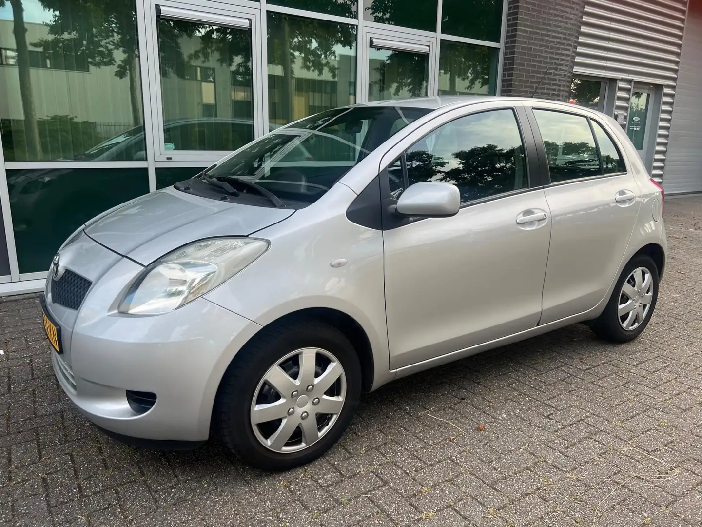 Toyota Yaris 1.0 VVTi Sol MMT - AUTOMAAT - NIEUWE APK Grijs - 2