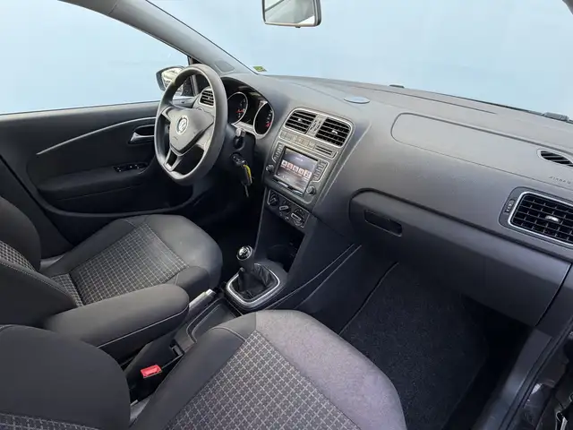 Volkswagen Polo view 3