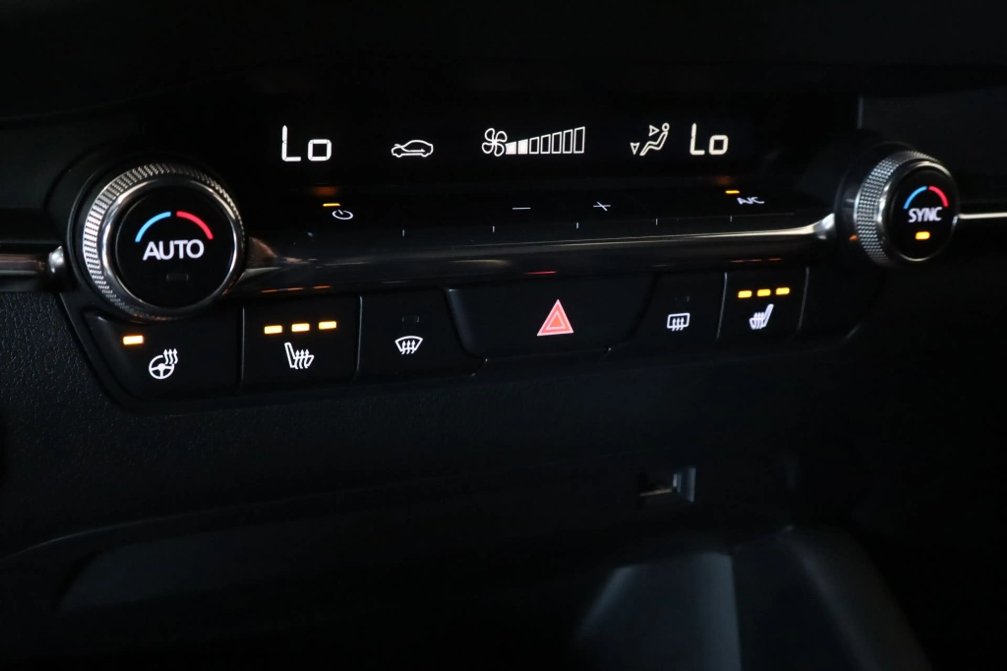 Mazda 3 Hatchback Skyactiv-G 122pk Luxury — photo 18