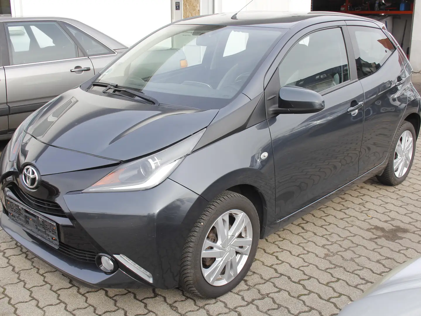 Toyota Aygo x-play touch Kamera Tempomat Multi Alu Scheckheft Grau - 1