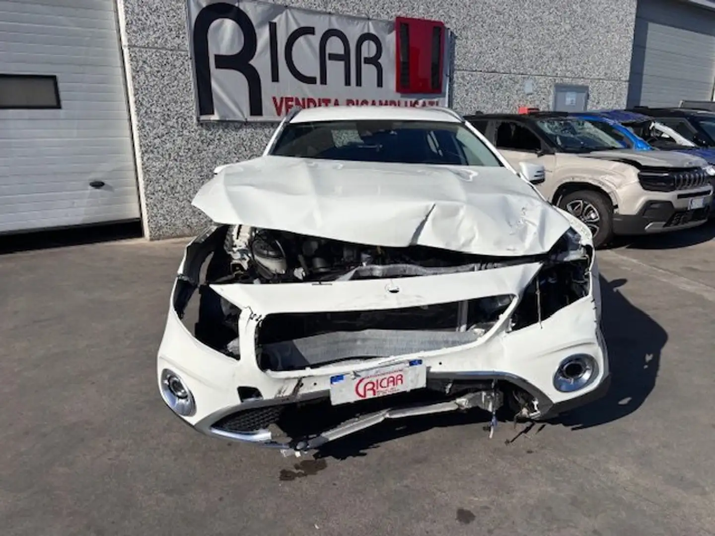 Mercedes-Benz GLA 200 GLA-X156 2017 Business auto Bianco - 2