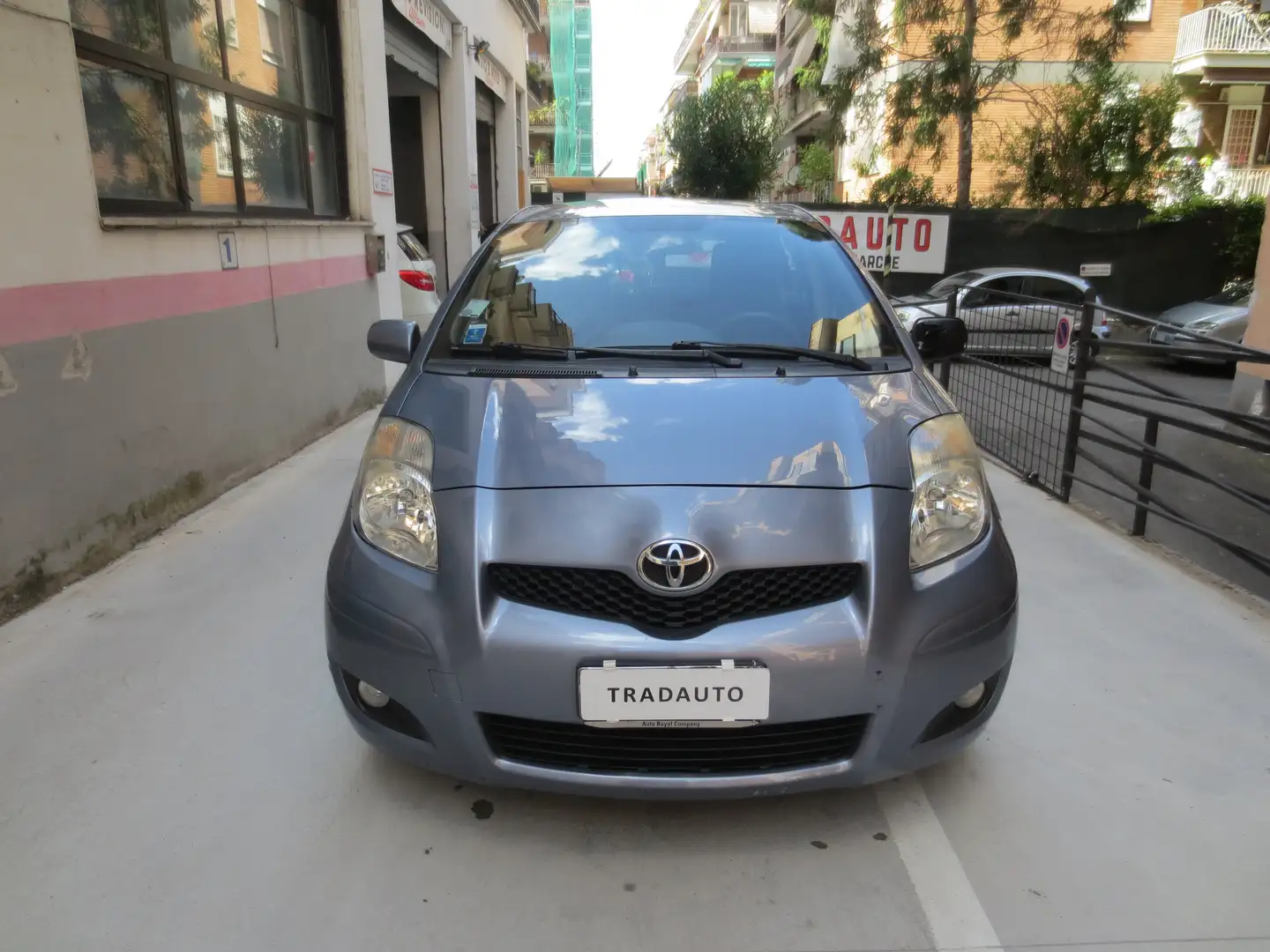 Toyota Yaris Yaris II 5p 1.3 benz  AUTOMATICO X Neopatentati Grijs - 1