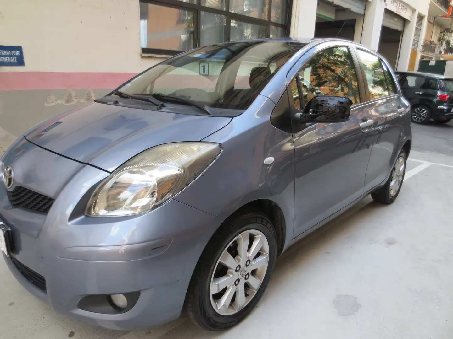 Toyota Yaris Yaris II 5p 1.3 benz  AUTOMATICO X Neopatentati Grijs - 2