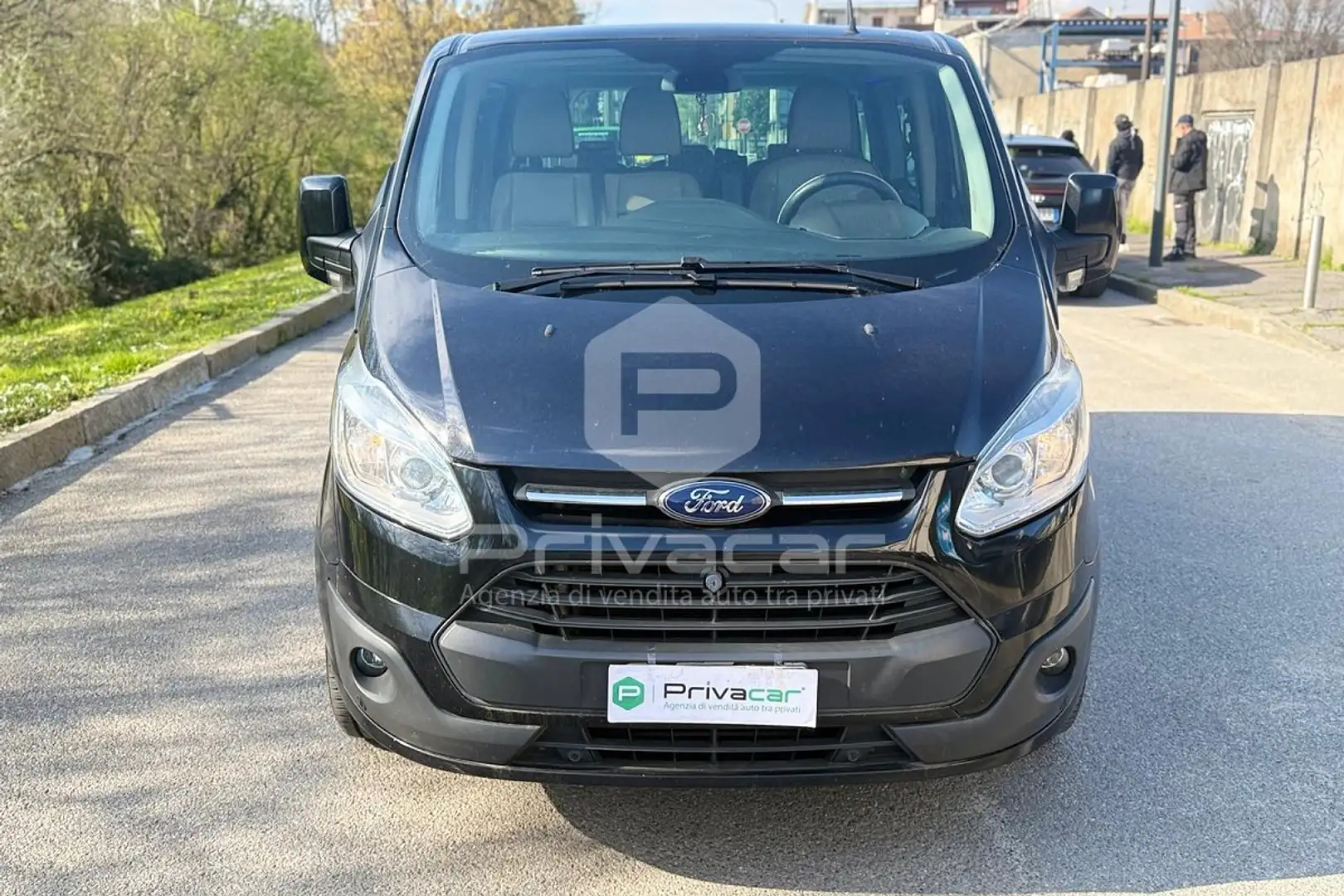 Ford Tourneo Custom Tourneo Custom 300 2.2 TDCi 125CV PC Titanium Stříbrná - 2