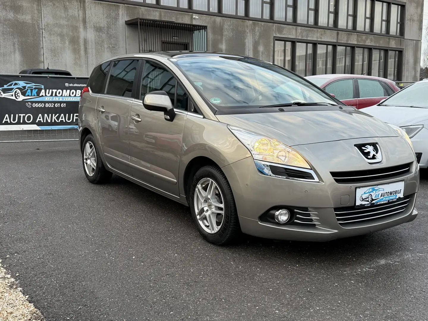 Peugeot 5008 Business-Line Gris - 1