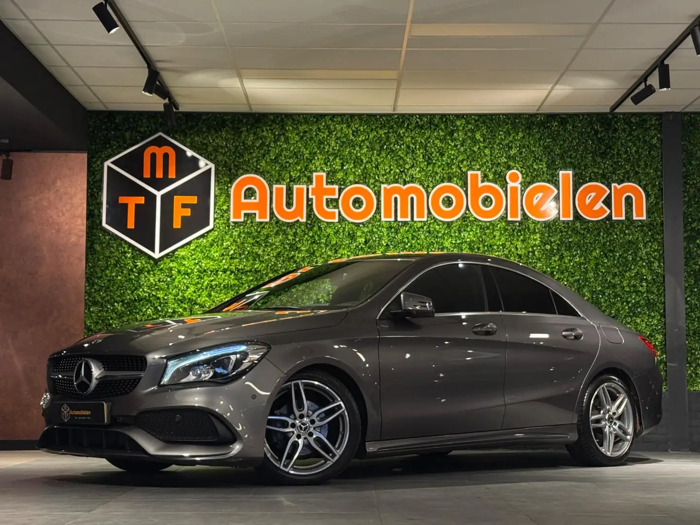 Mercedes-Benz CLA 180 AMG |CAMERA|LED|NIEUWSTAAT|GARANTIE Grijs - 1