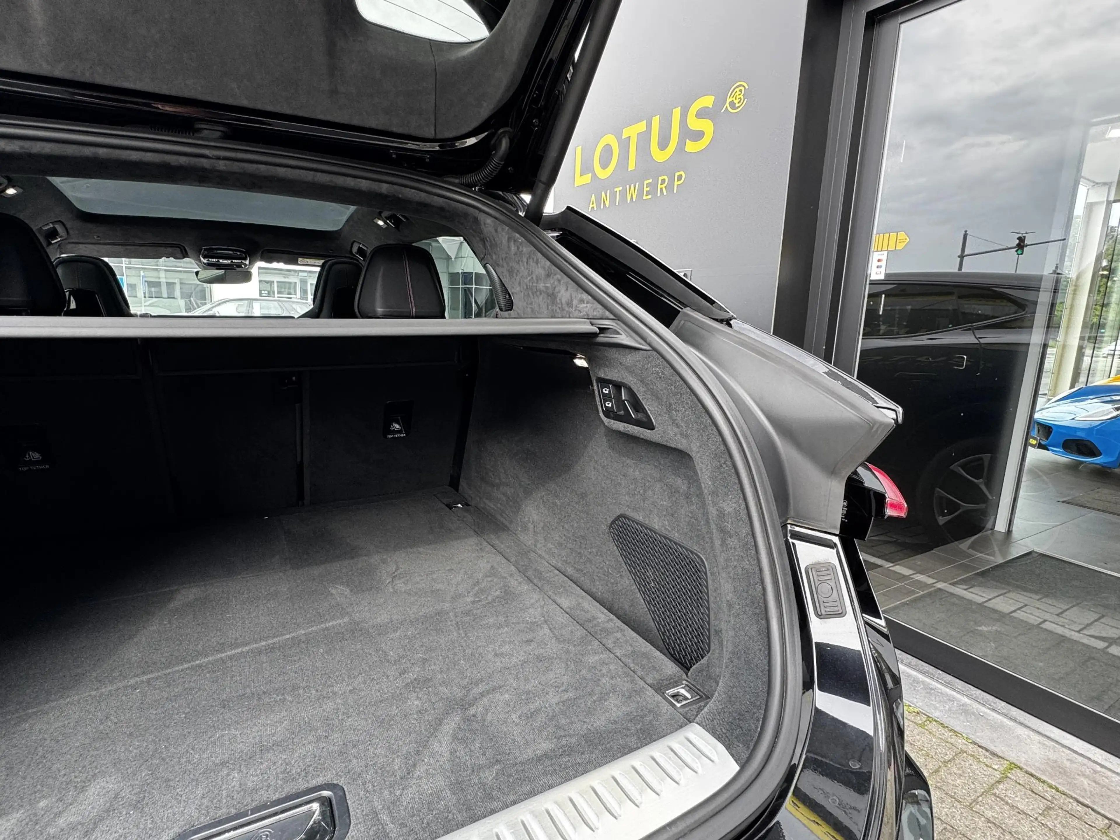 Lotus Eletre BEV 450kW — photo 12
