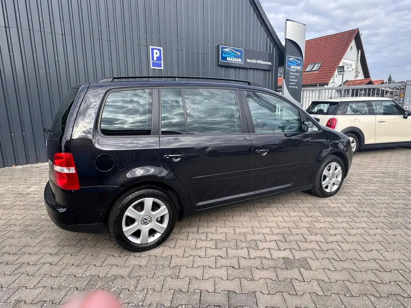 Volkswagen Touran 2.0 TDI Highline Navi, AHK, SHZ, AAC, 1.Hand Schwarz - 2