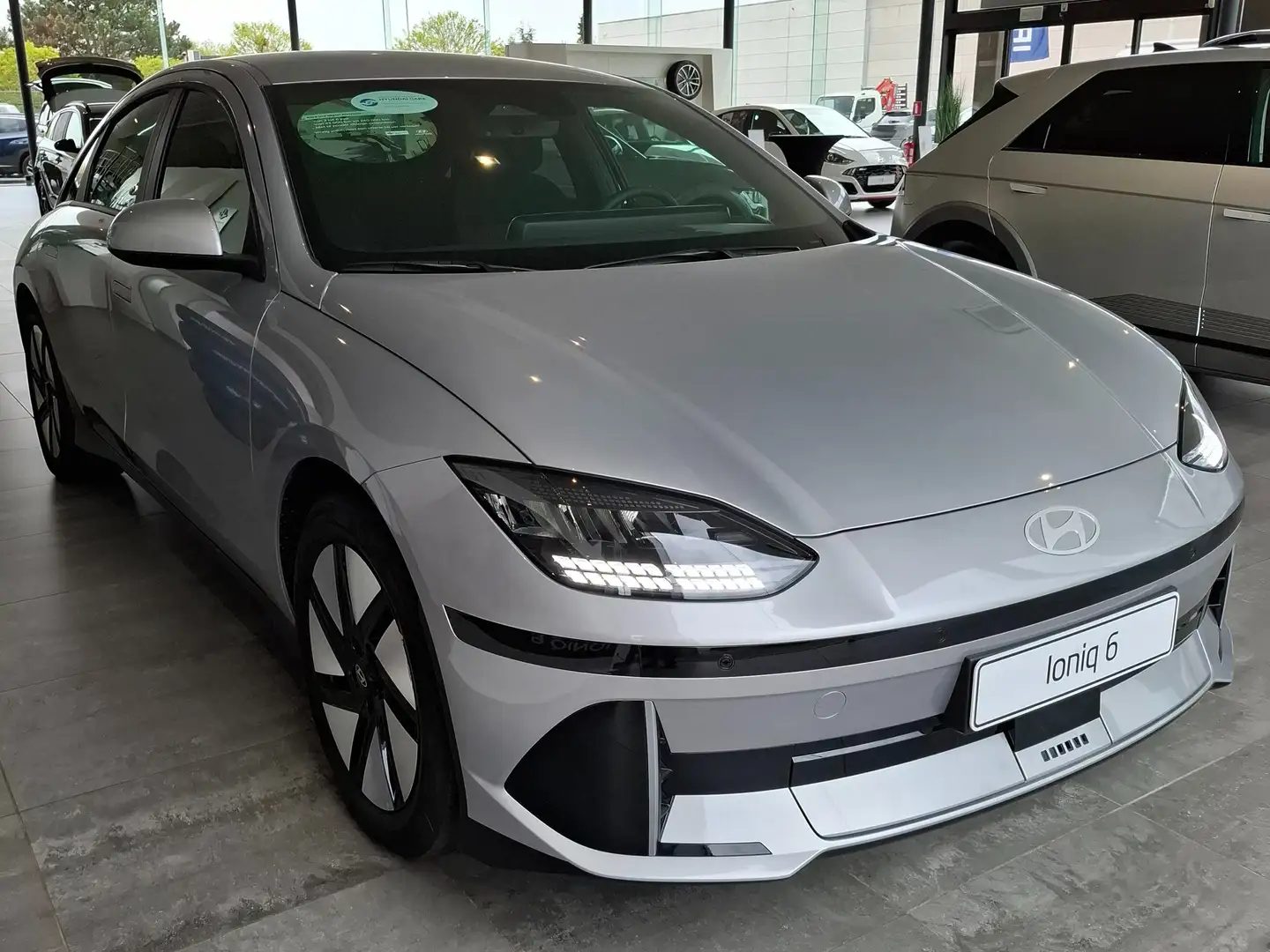 Hyundai IONIQ 6 77.4 kWh Core STOCK Stříbrná - 2