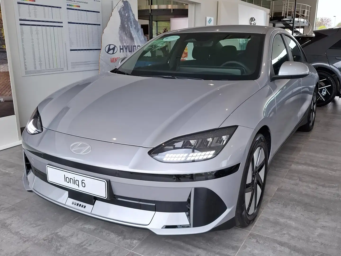 Hyundai IONIQ 6 77.4 kWh Core STOCK Stříbrná - 1