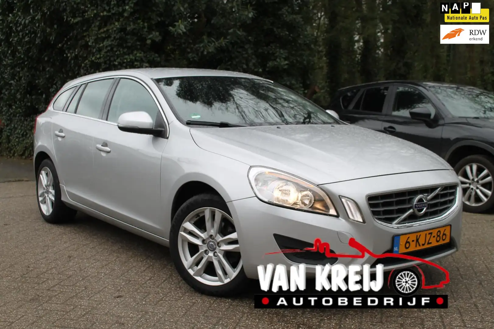 Volvo V60 1.6 T3 Momentum, Automaat, Airco, Navi, Nap. Grau - 1