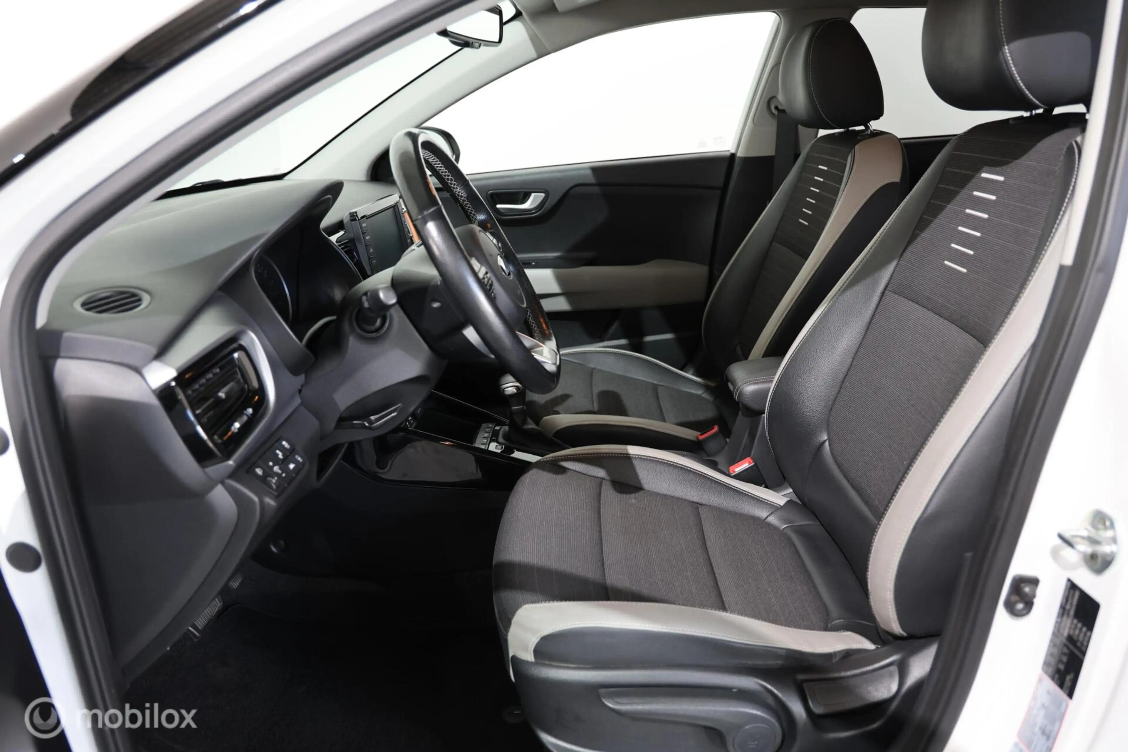 Kia Stonic 1.0 T-GDi DynamicLine - Afneembare trekhaak - Carp — photo 11