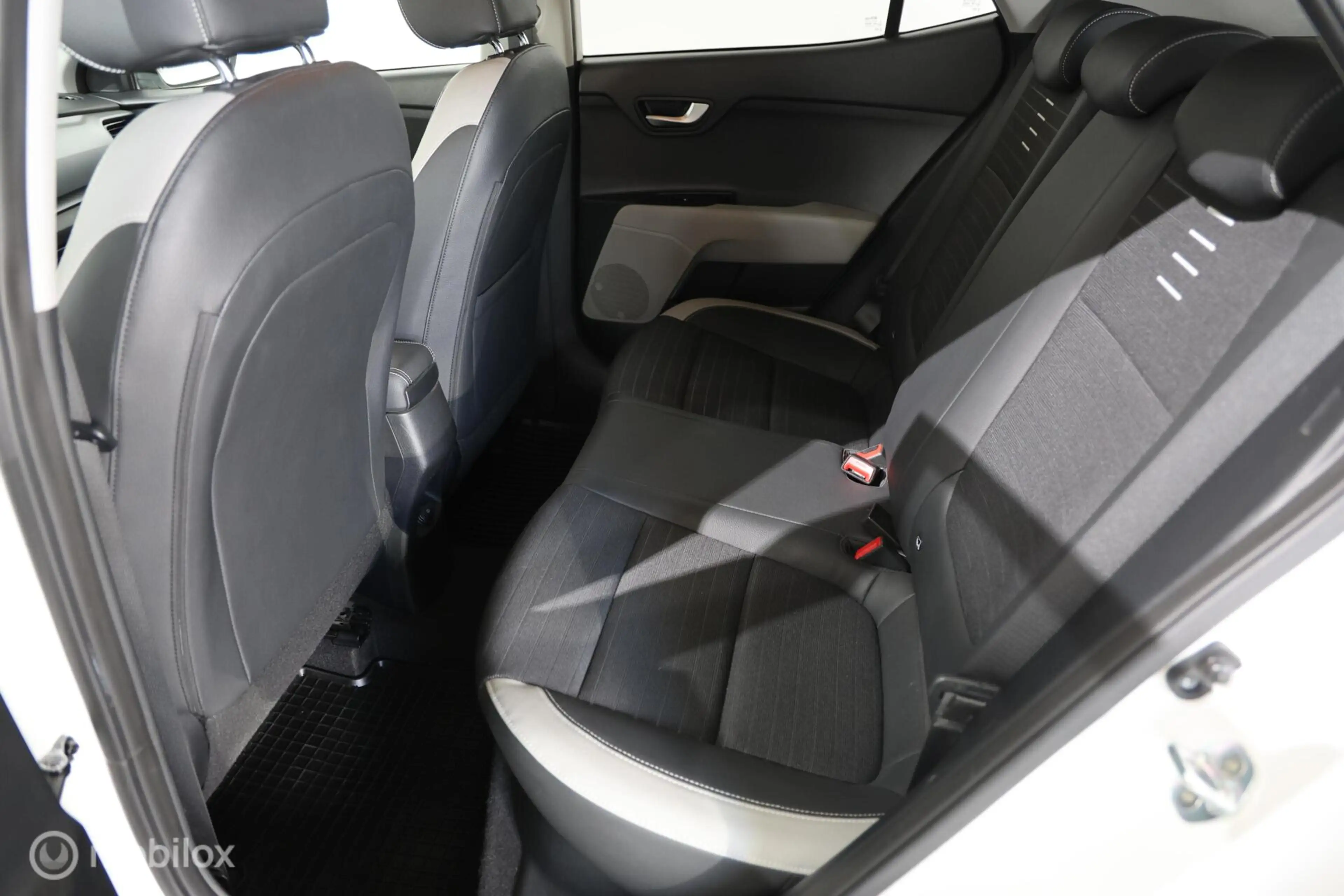Kia Stonic 1.0 T-GDi DynamicLine - Afneembare trekhaak - Carp — photo 29