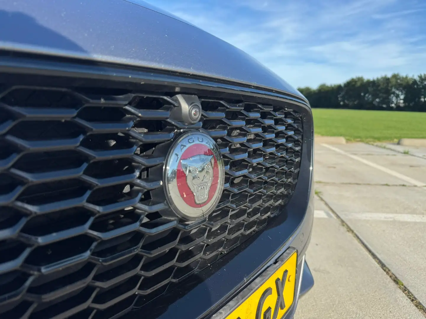 Jaguar XE XE 2.0d Landmark Edition Grijs - 2