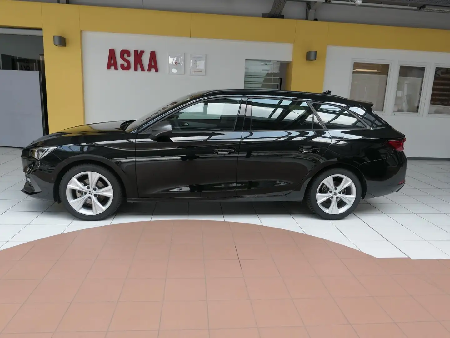 SEAT Leon Sportstourer 1.5 eTSI*DSG*NAVI*ACC*FullLink Noir - 2