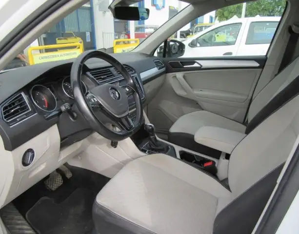 Volkswagen Tiguan view 4