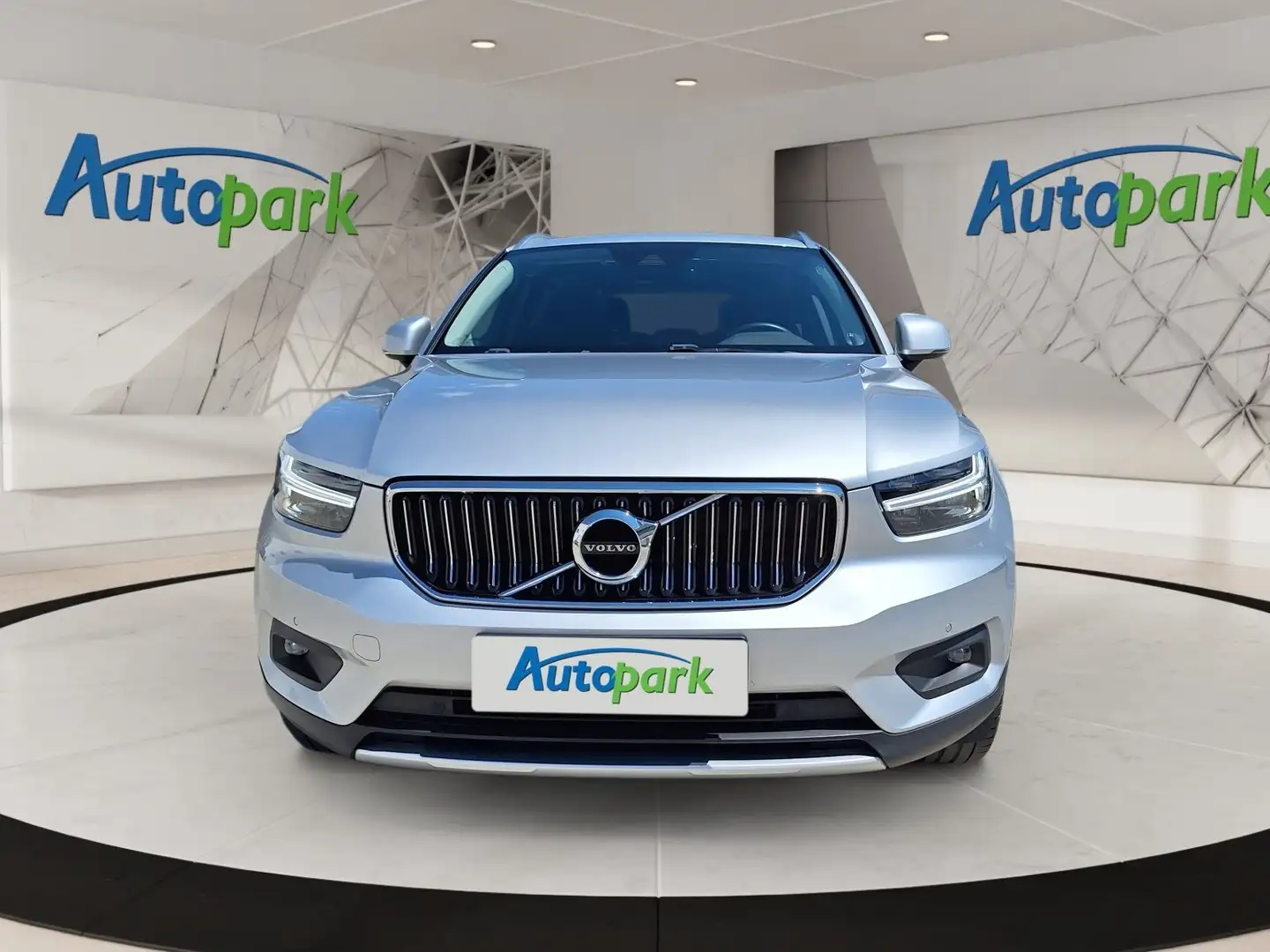 Volvo XC40 D4 AWD Geartronic Inscription Silber - 2