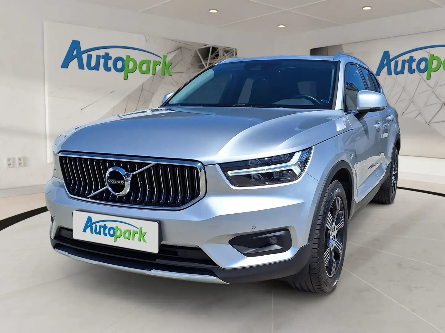 Volvo XC40 D4 AWD Geartronic Inscription Silber - 1