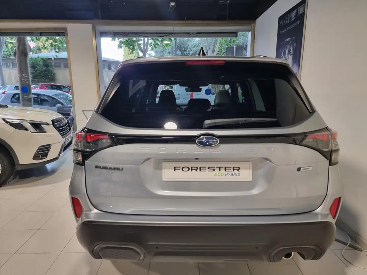 Subaru Forester 2.0i Hybrid Touring CVT Gris - 2