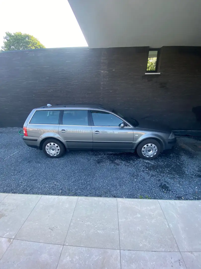Volkswagen Passat 1.9 TDI Highline - 2