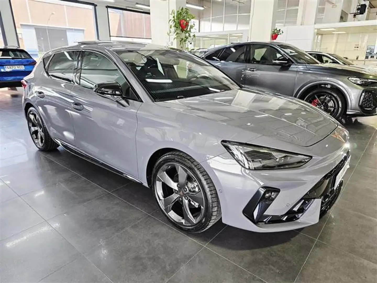 CUPRA Leon 1.5 eTSI 110 DSG Gris - 2