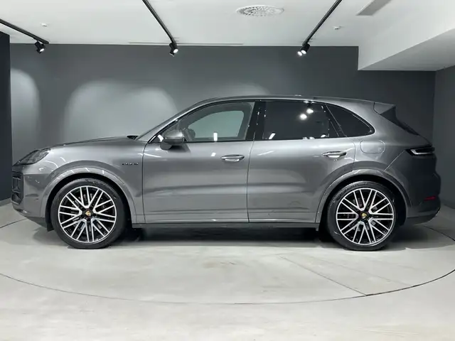 Porsche Cayenne view 2