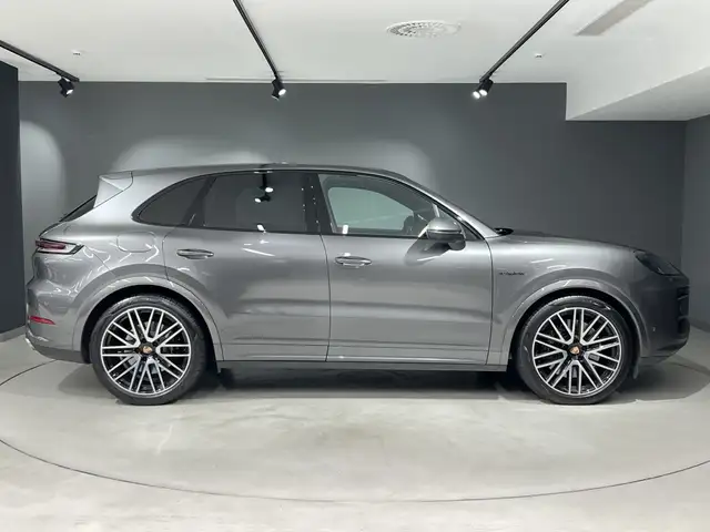 Porsche Cayenne view 6