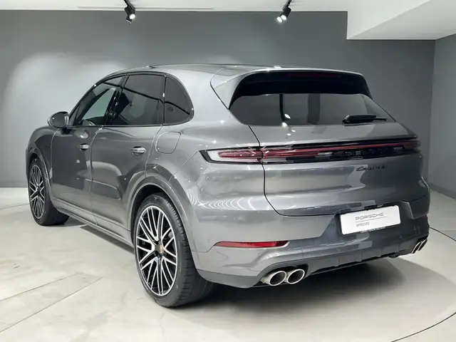 Porsche Cayenne view 3