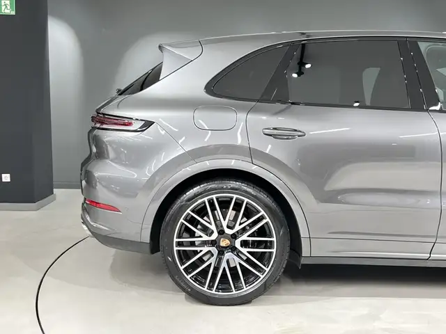 Porsche Cayenne view 15