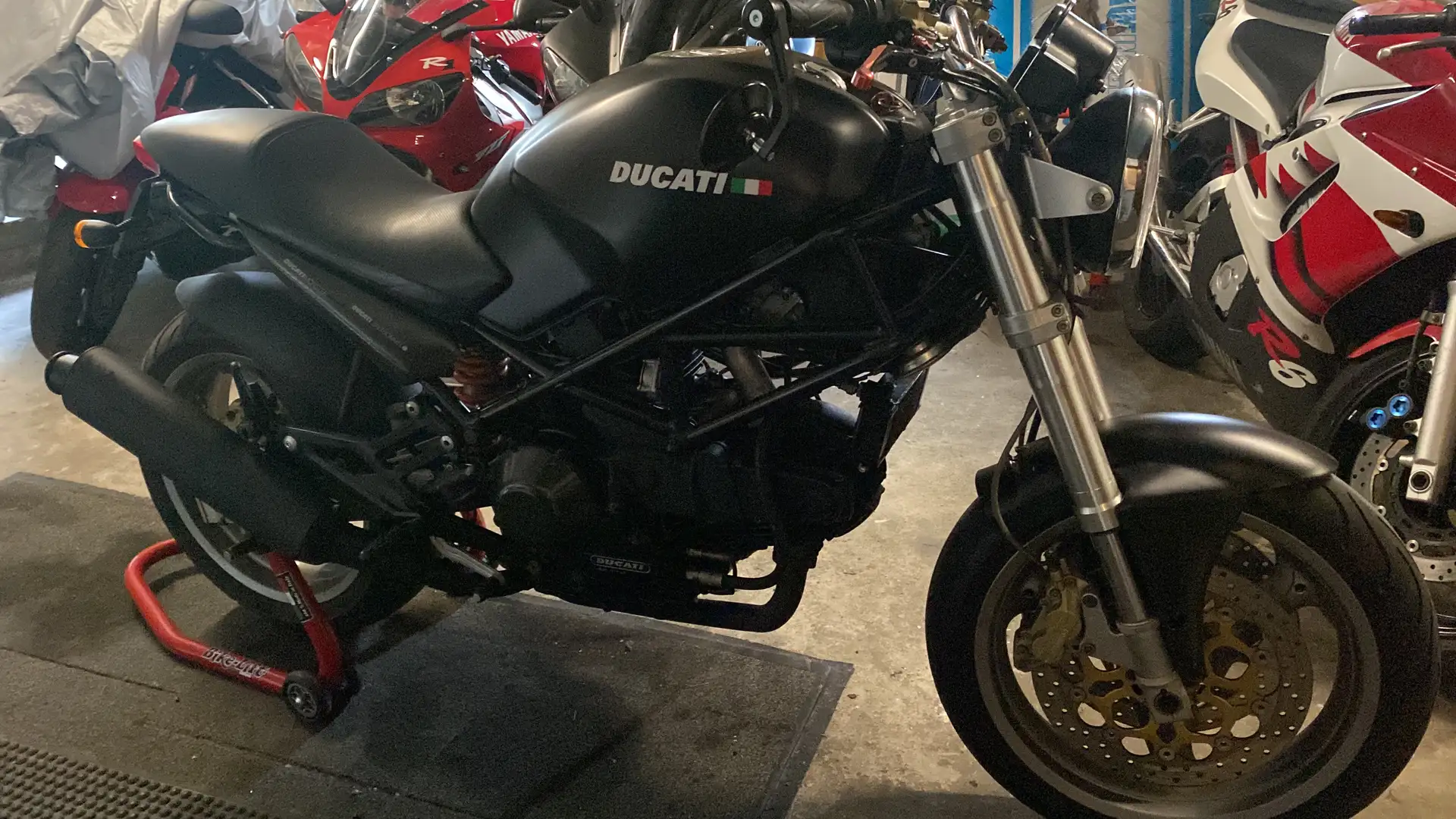 Ducati Monster 900 - 1