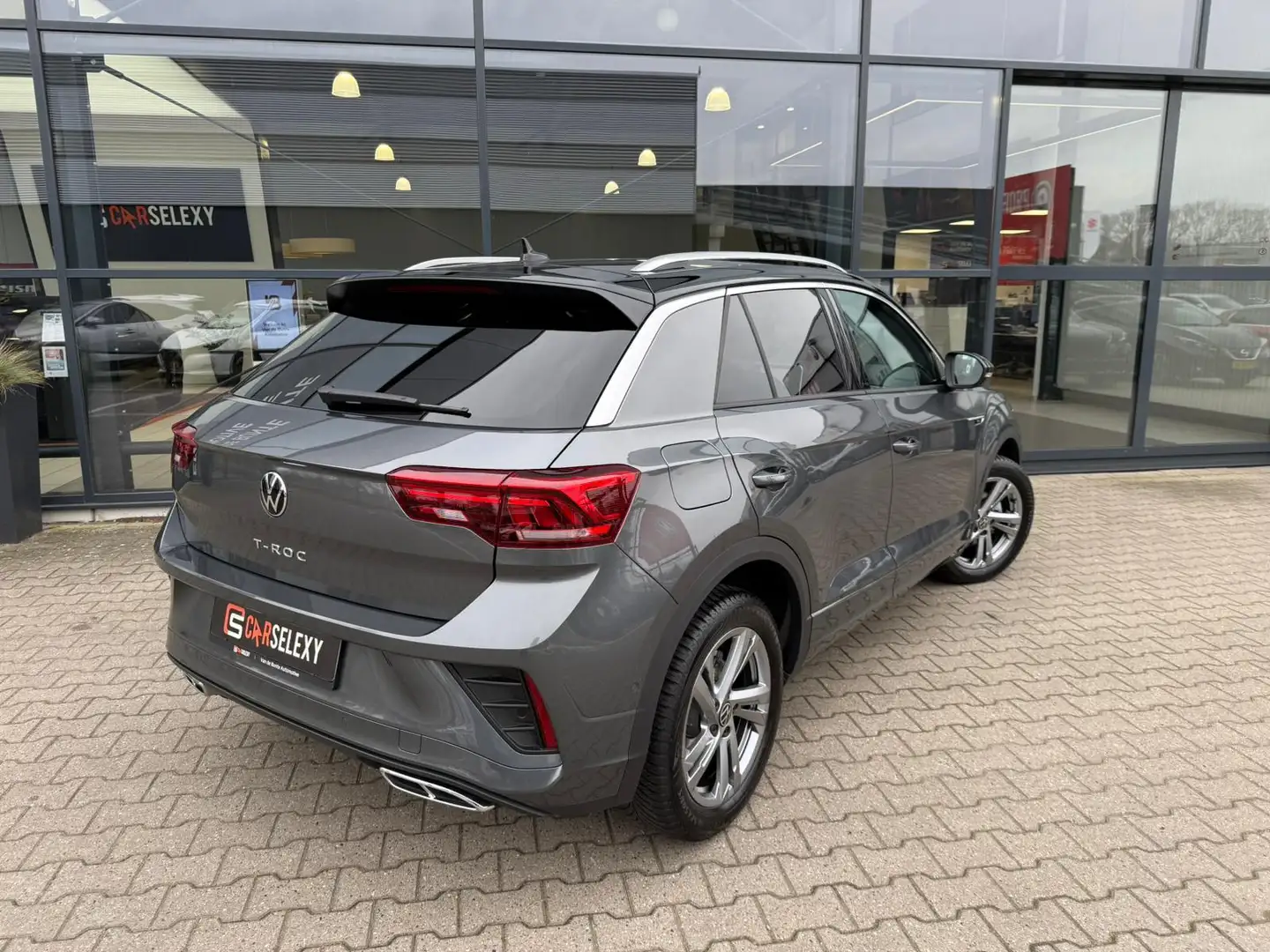 Volkswagen T-Roc 1.5 TSI R-Line *ACC & Stoelverwarming + Massage* Gris - 2