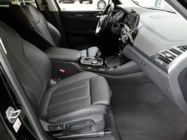 BMW X3 view 8
