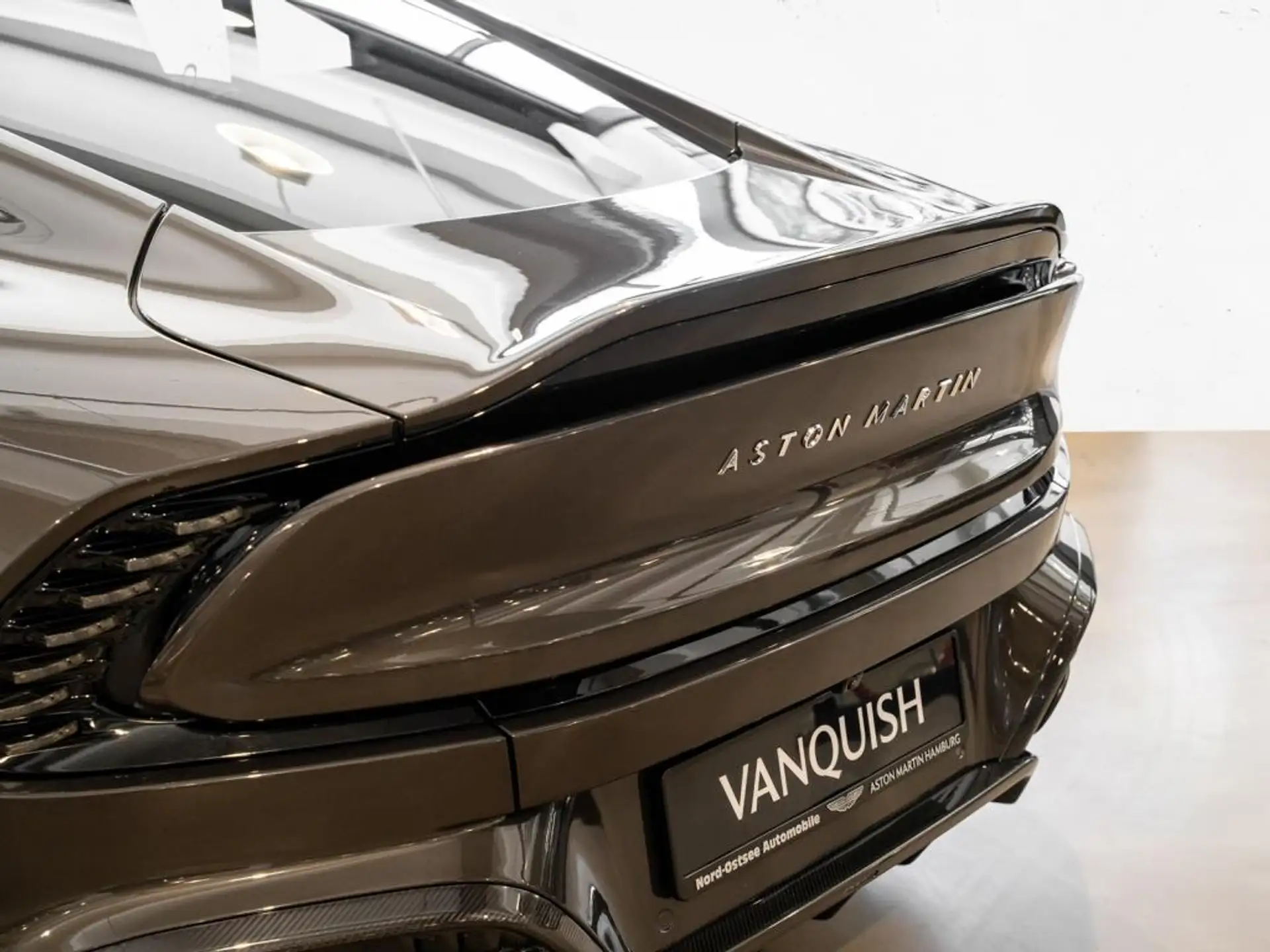 애스턴마틴 뱅퀴시 Coupe 2025 건메탈 사진 6