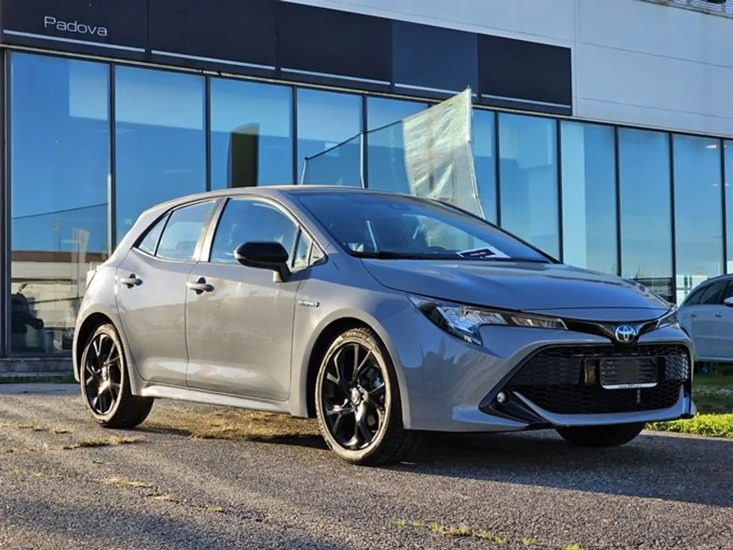 Toyota Corolla HYBRID Black Edition cvt PROMO BLACK FRIDAY Grau - 1