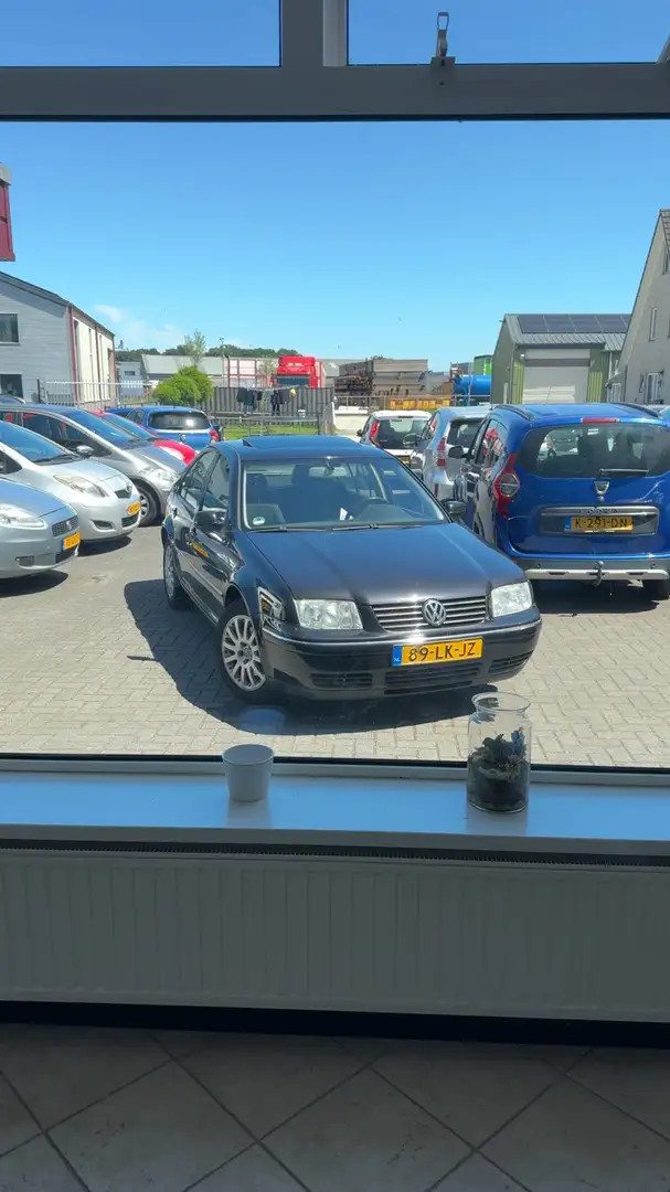 Volkswagen Bora 1.8-20V T. Highline Negro - 1