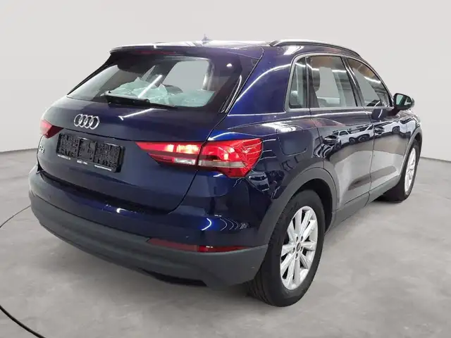 Audi Q3 view 4