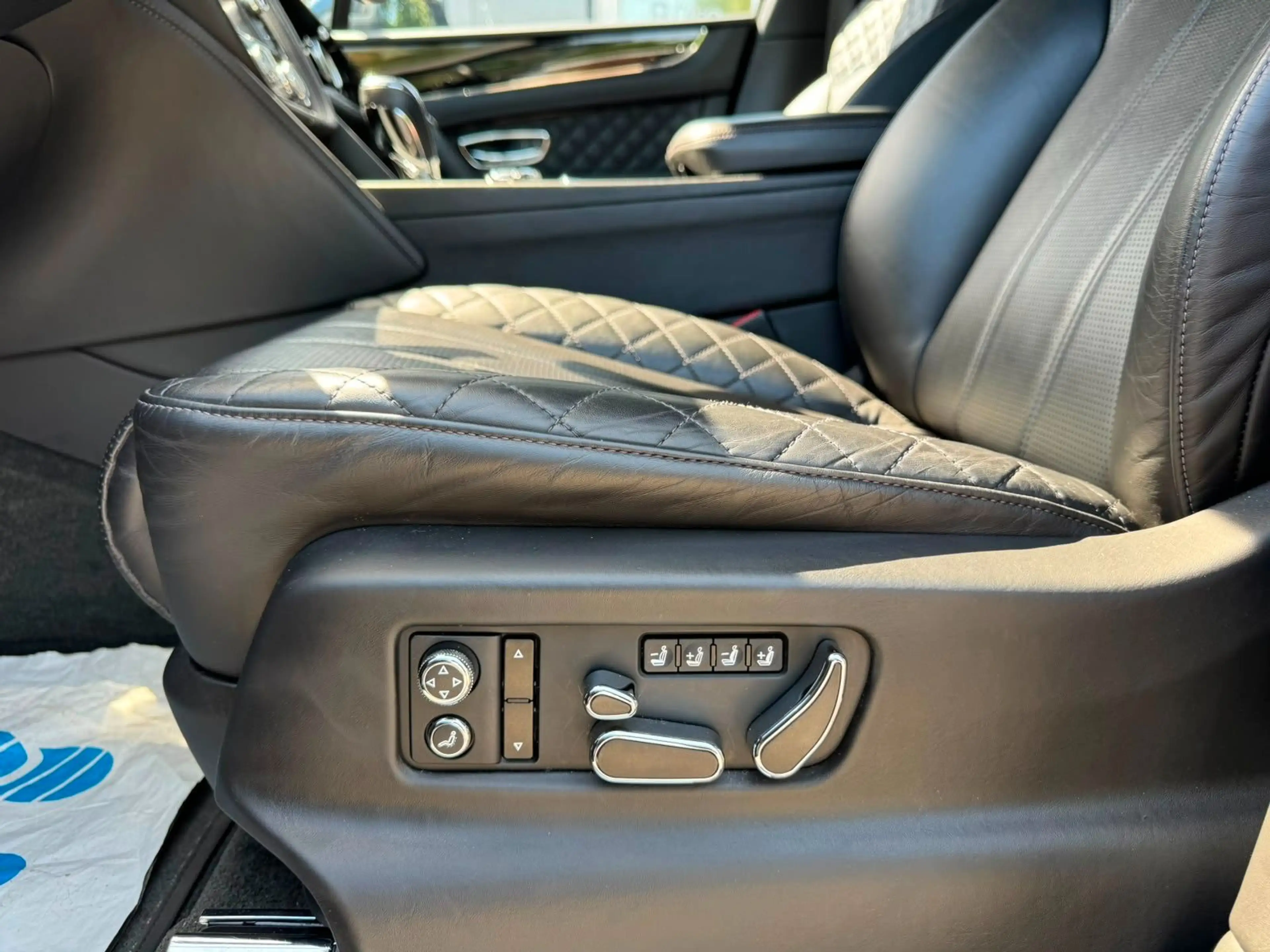 Bentley Bentayga V8 1-HAND*MWST*HUD*AIR*SOFT*360°*PANO! — photo 11