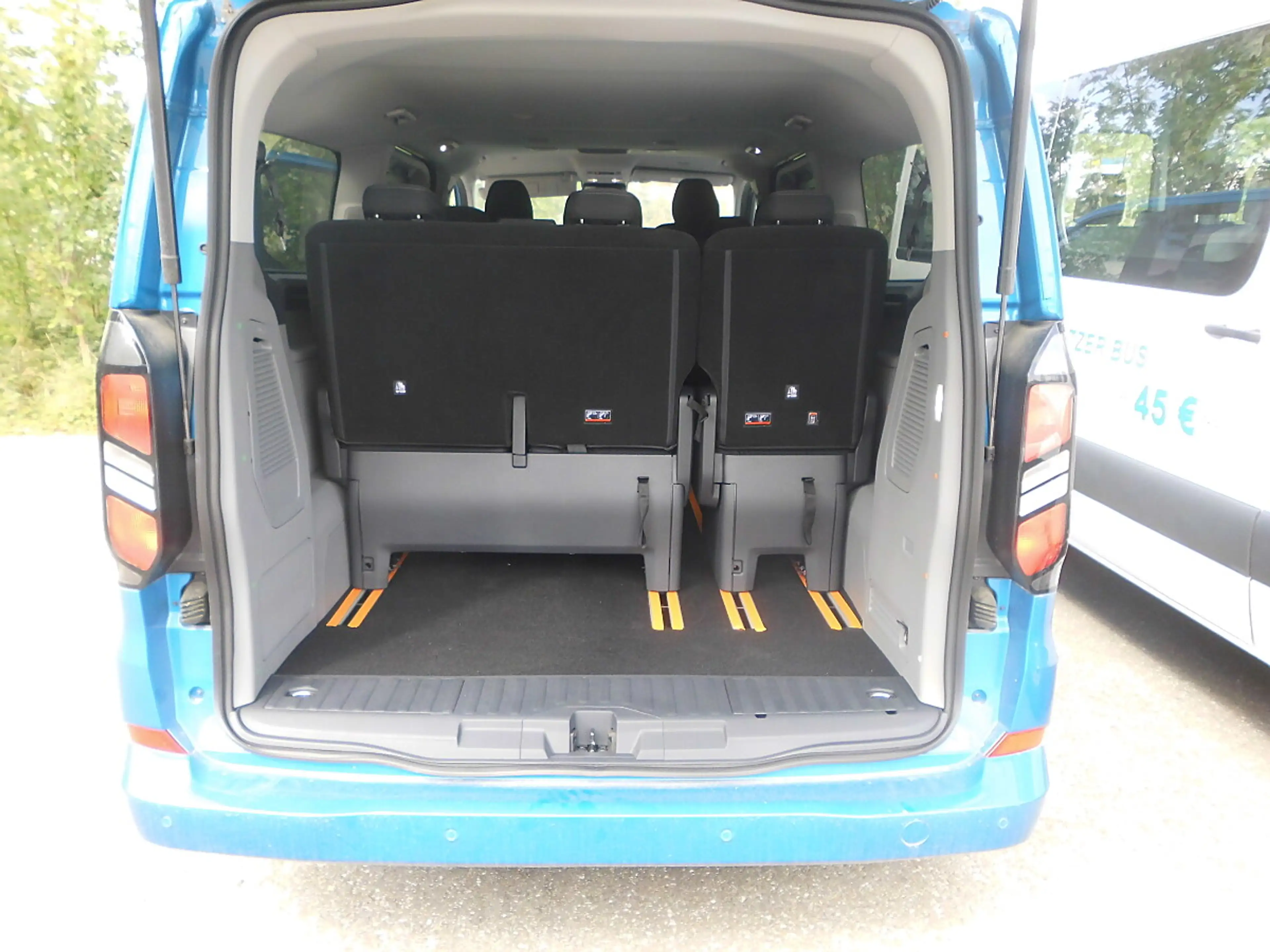 Ford Tourneo Custom Bus 2,0 EcoBlue 320 L2H1 FWD Titanium — photo 10