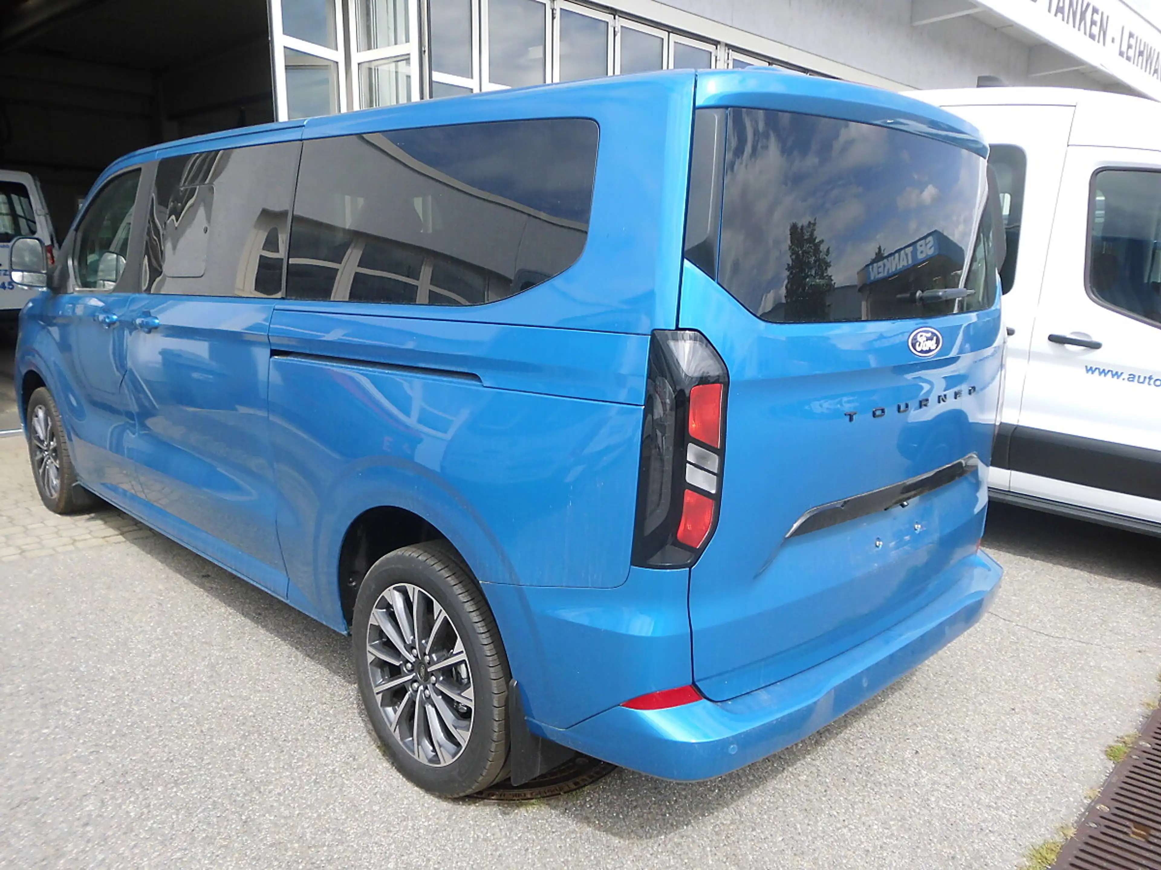 Ford Tourneo Custom Bus 2,0 EcoBlue 320 L2H1 FWD Titanium — photo 2