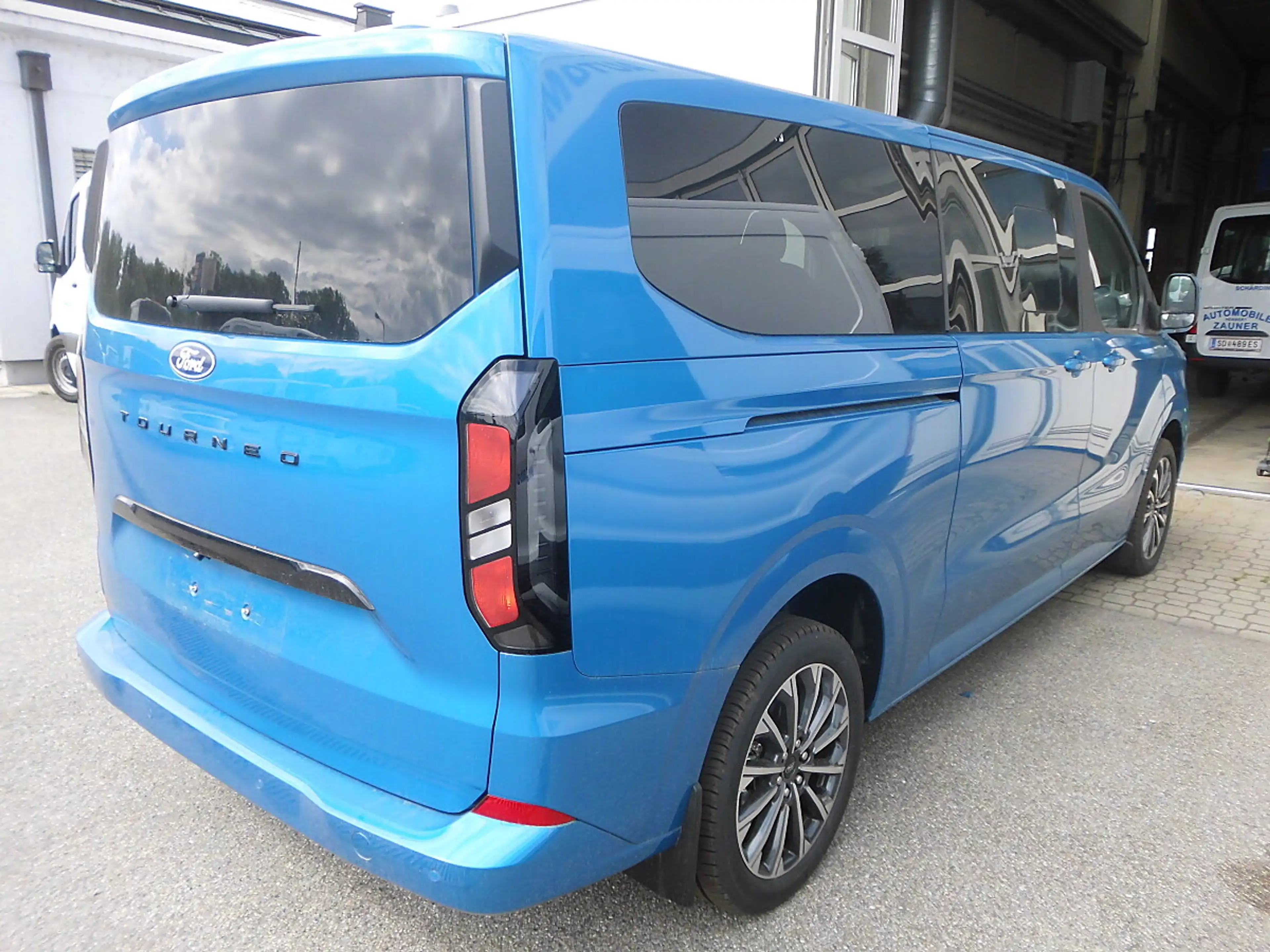 Ford Tourneo Custom Bus 2,0 EcoBlue 320 L2H1 FWD Titanium — photo 3