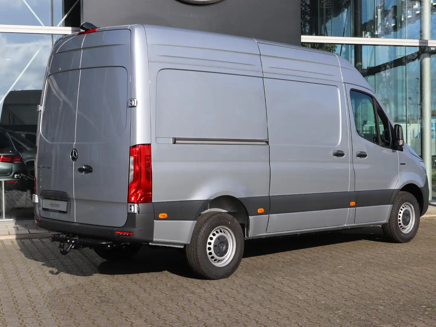 Mercedes-Benz 320 eSprinter L2 Pro 81kWh TREKHAAK - NAVI - CARPLAY/A Argintiu - 2