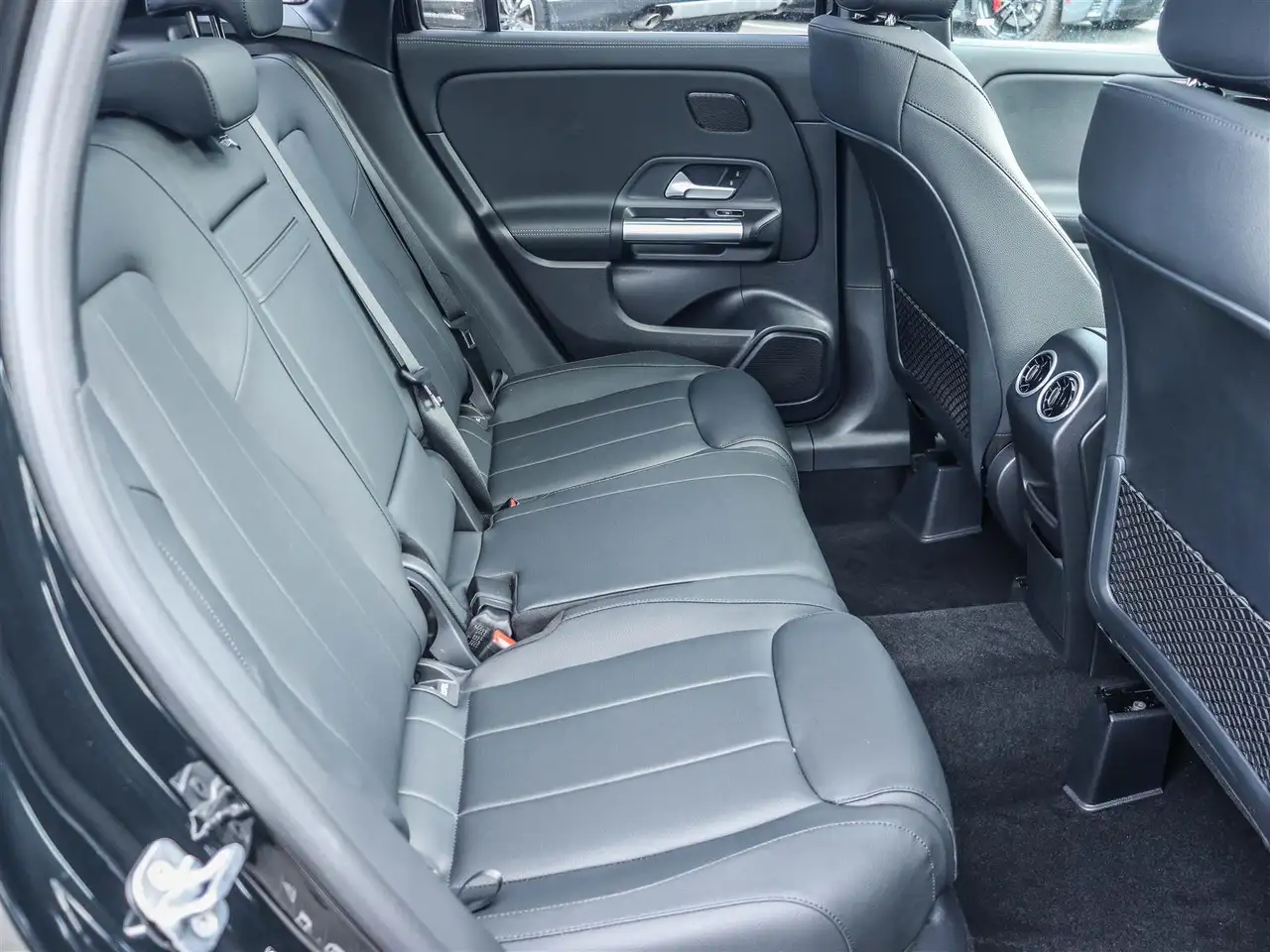 Mercedes-Benz GLA снимка Mercedes-Benz GLA