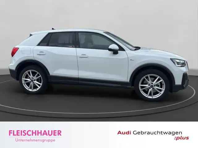 Audi Q2 view 8