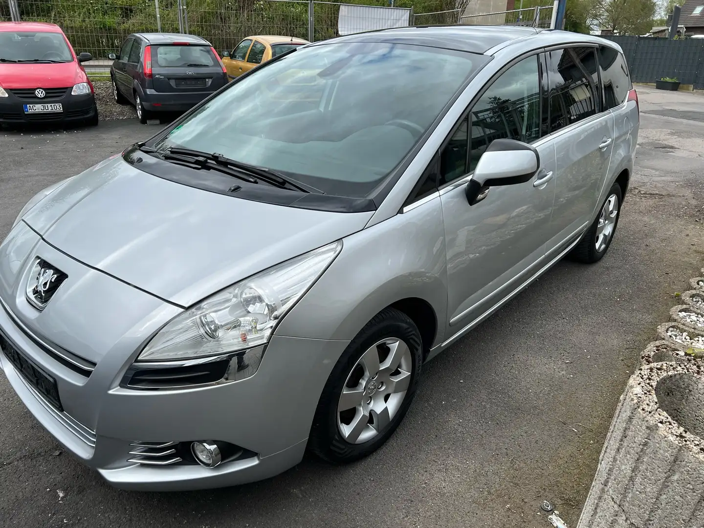 Peugeot 5008 155 THP Active Silber - 2