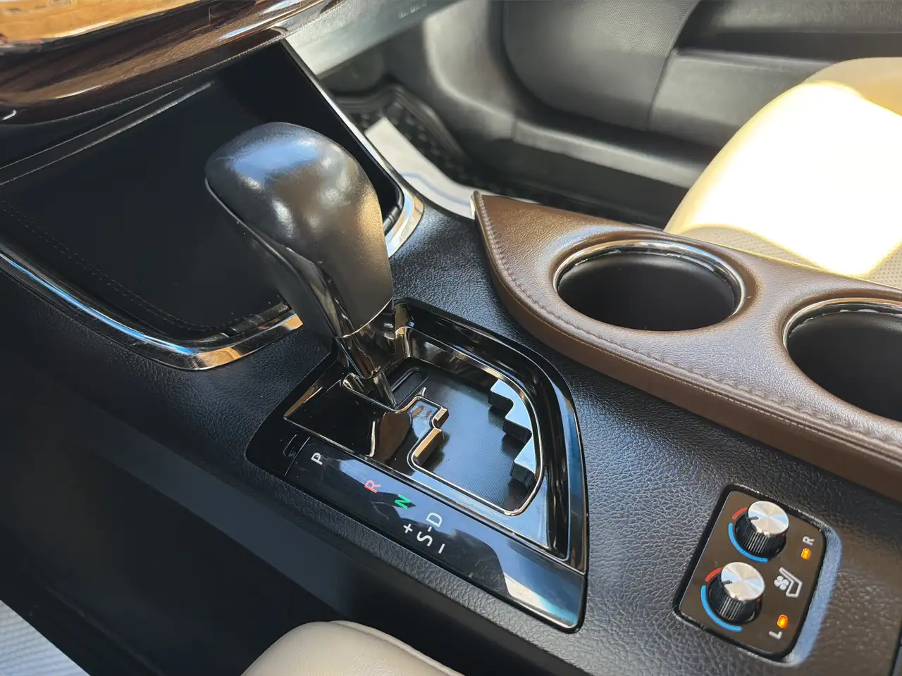 Toyota Avalon снимка Toyota Avalon